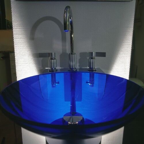 Waschbecken aus blauem Glas